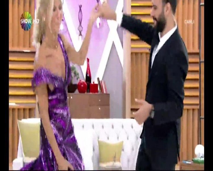 Çağla Şikel'in canlı yayında göğsü açıldı