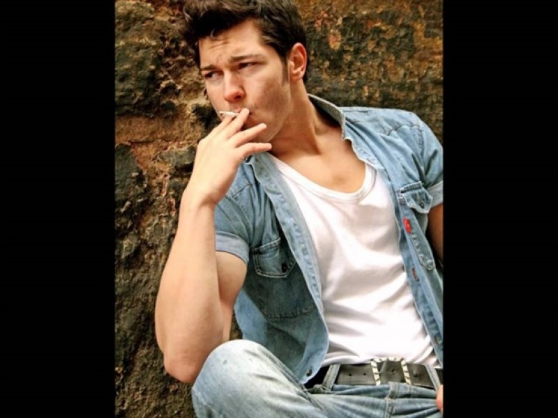 Model ve oyuncu Çağatay Ulusoy yeni yaşını kutladı 