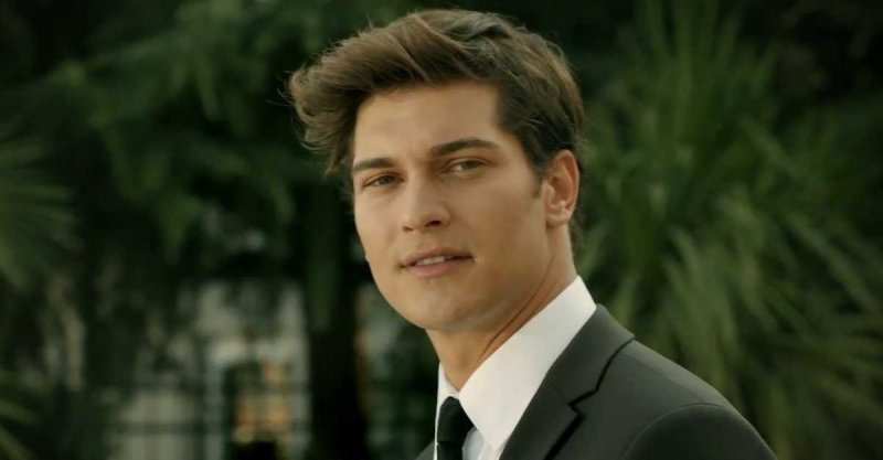 Model ve oyuncu Çağatay Ulusoy yeni yaşını kutladı 