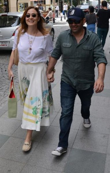 Ceyda Düvenci sevgilisiyle sokak ortasında öpüştü