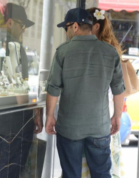 Ceyda Düvenci sevgilisiyle sokak ortasında öpüştü