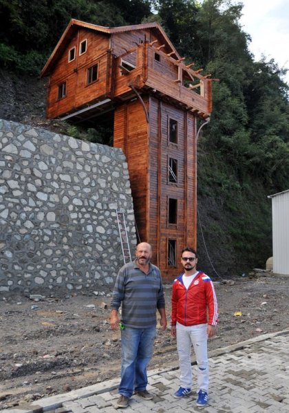 Rize'de dik yamacın kenarına 2 katlı ev yapıldı