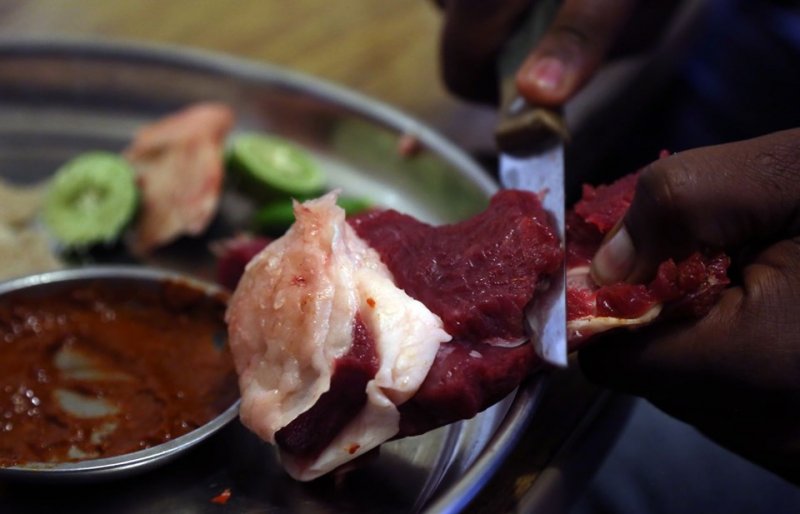 Etiyopyalılar çiğ et yeme alışkanlığını bırakamıyor