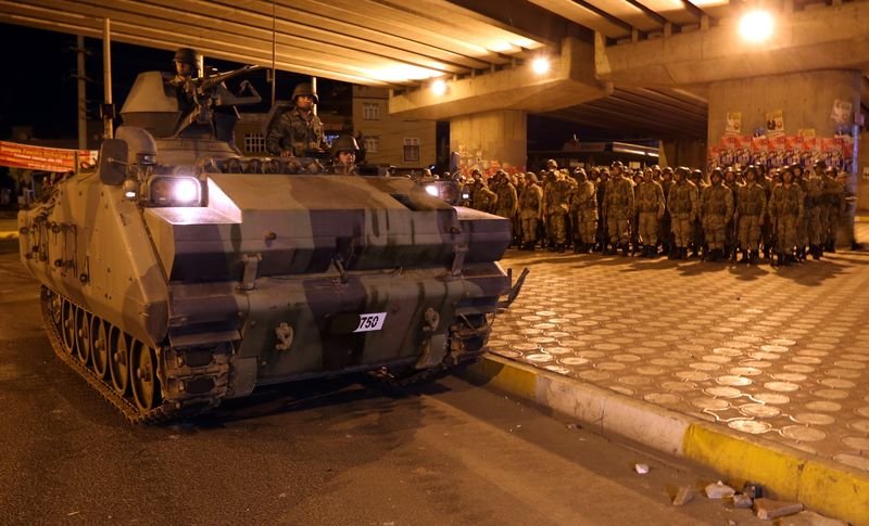 Asker Diyarbakır sokaklarında asayiş sağladı