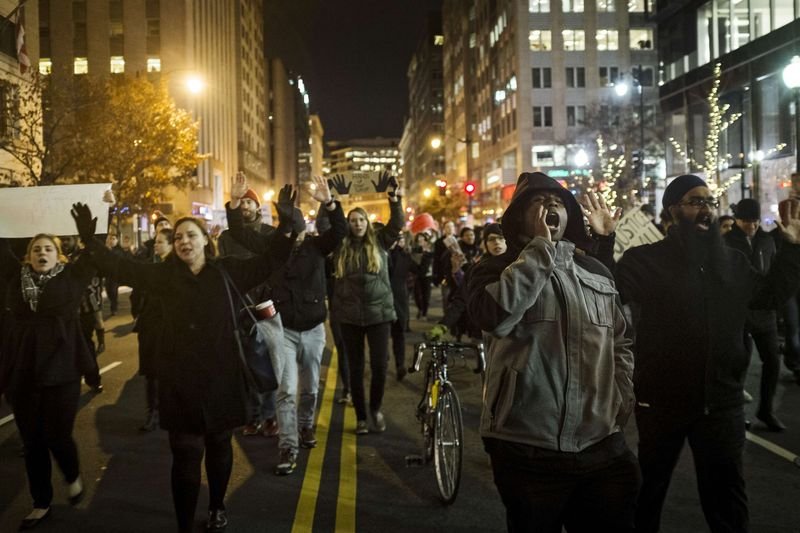 Polise takipsizlik kararı ABD'lileri sokağa döktü