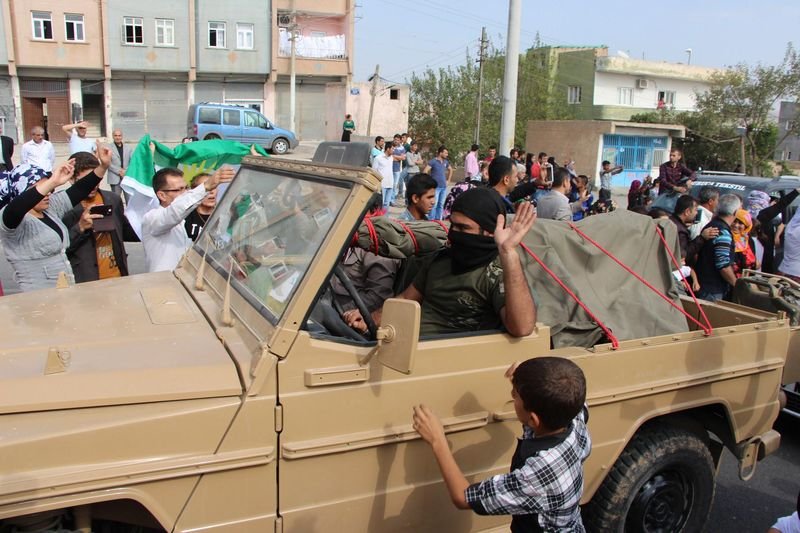Mardin'de Kobani'ye giden peşmergelere sevgi gösterisi