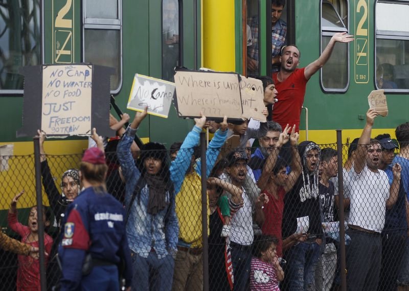 Macaristan'da mülteciler trenlere akın etti