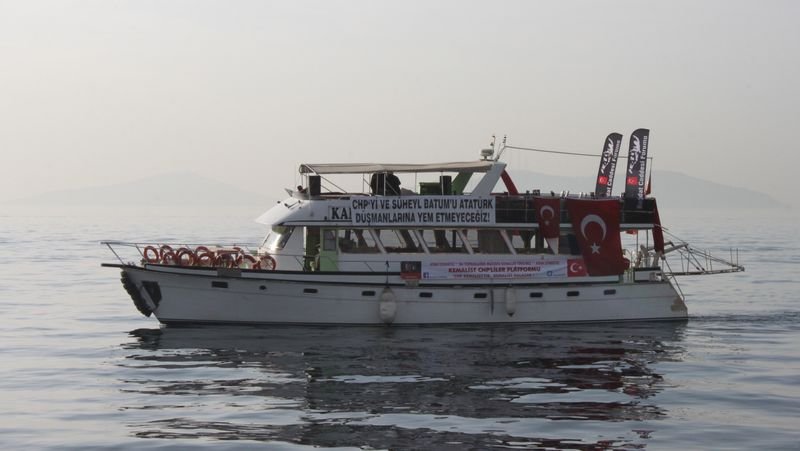 Kadıköy'de Ata'ya saygı zinciri