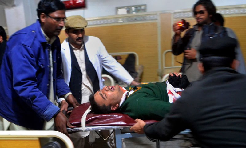 Taliban Pakistan'da 500 öğrenciyi rehin aldı