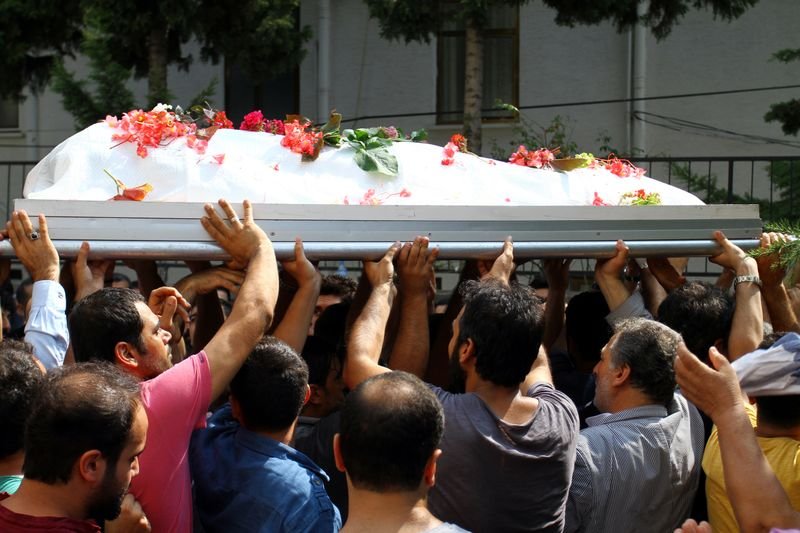 Mersin'de ölen gencin cenazesinde ağlayarak oynandı