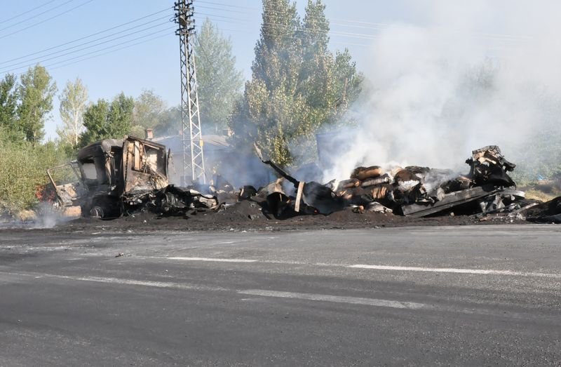 PKK Ağrı'da 3 tır ile 1 kamyonu yaktı
