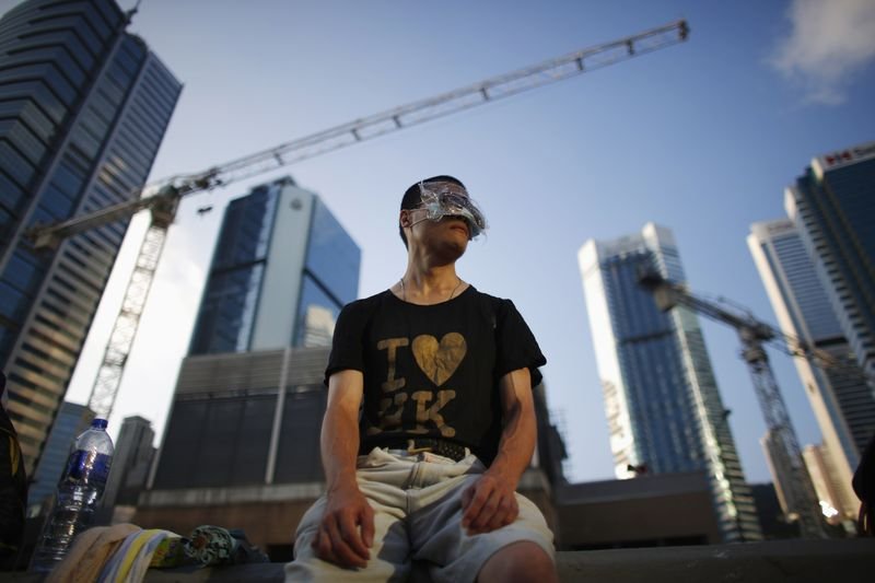 Hong Kong'da halk demokrasi için sokağa döküldü