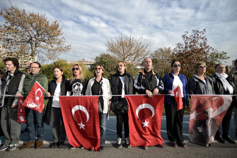Kadıköy'de Ata'ya saygı zinciri