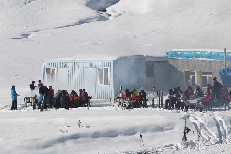 Hakkari'de 2 bin 700 rakımda kayak keyfi 
