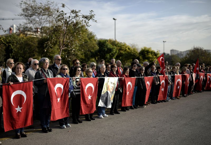 Kadıköy'de Ata'ya saygı zinciri