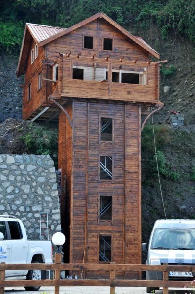 Rize'de dik yamacın kenarına 2 katlı ev yapıldı