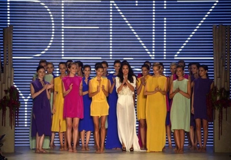 Ebru Şallı podyumda fırtına gibi esti 