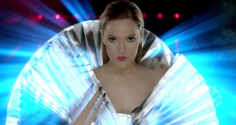 Demet Akalın zirveyi bırakmıyor 