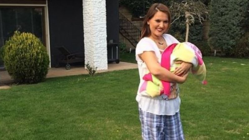 Demet Akalın'ın kızı Hira 