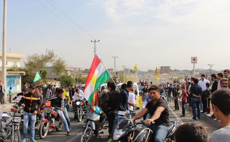 Mardin'de Kobani'ye giden peşmergelere sevgi gösterisi
