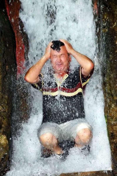 Tatilciler Bodrum'daki şelalede serinledi