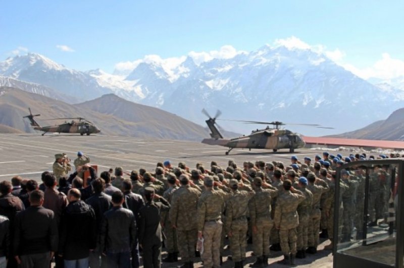 Hakkari'de şehit olan askerler için ilk tören