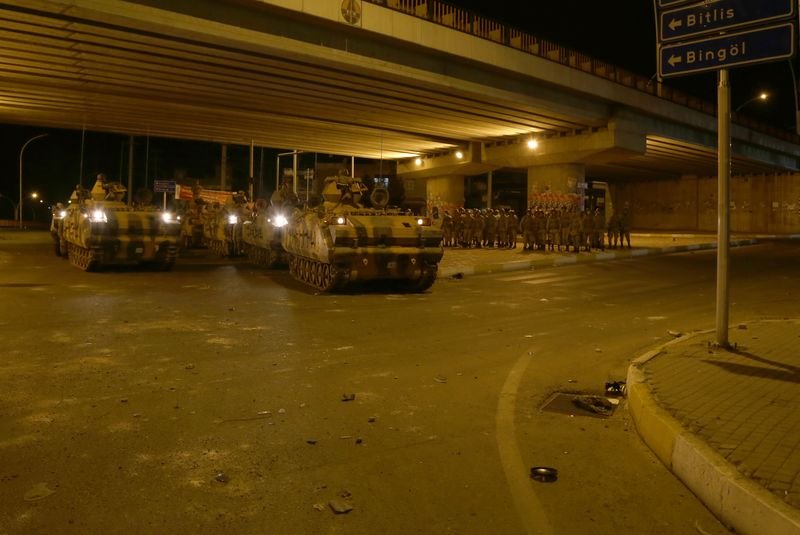 Asker Diyarbakır sokaklarında asayiş sağladı