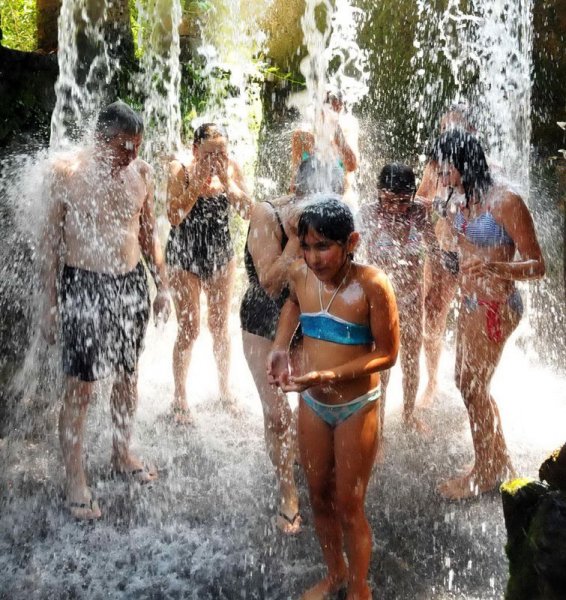 Tatilciler Bodrum'daki şelalede serinledi