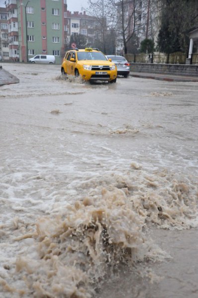 Edirne'de sağanak yaşamı olumsuz etkiledi