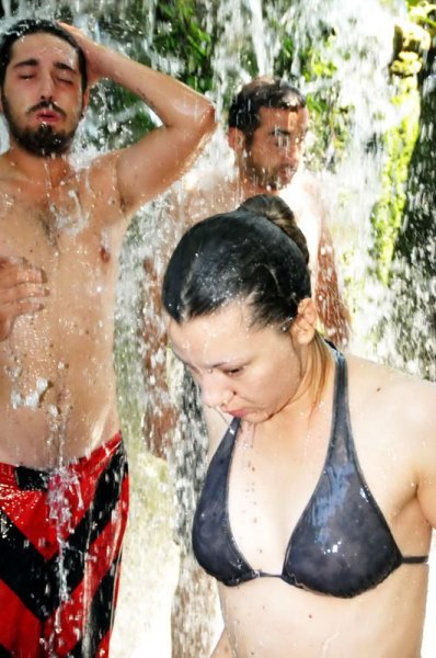 Tatilciler Bodrum'daki şelalede serinledi