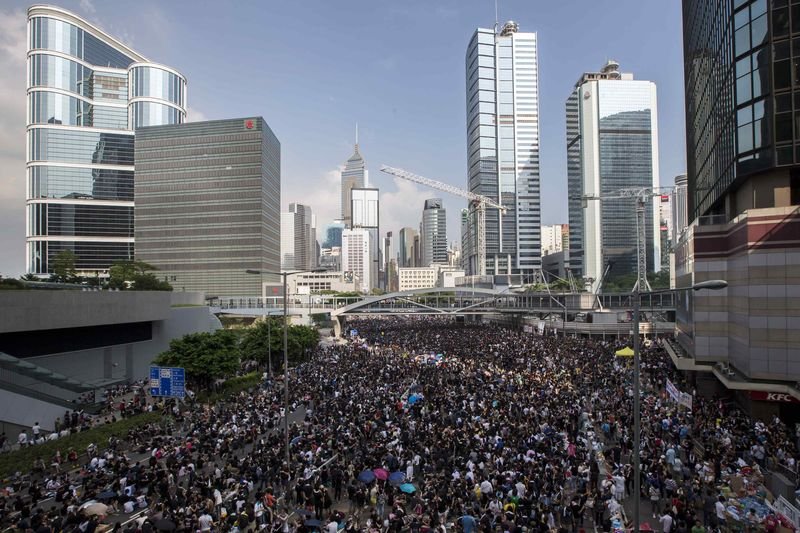 Hong Kong'da halk demokrasi için sokağa döküldü