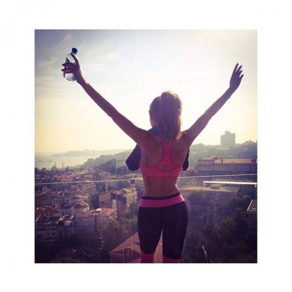 Yolanthe yengeden Kıvanç'a sıcak uğurlama