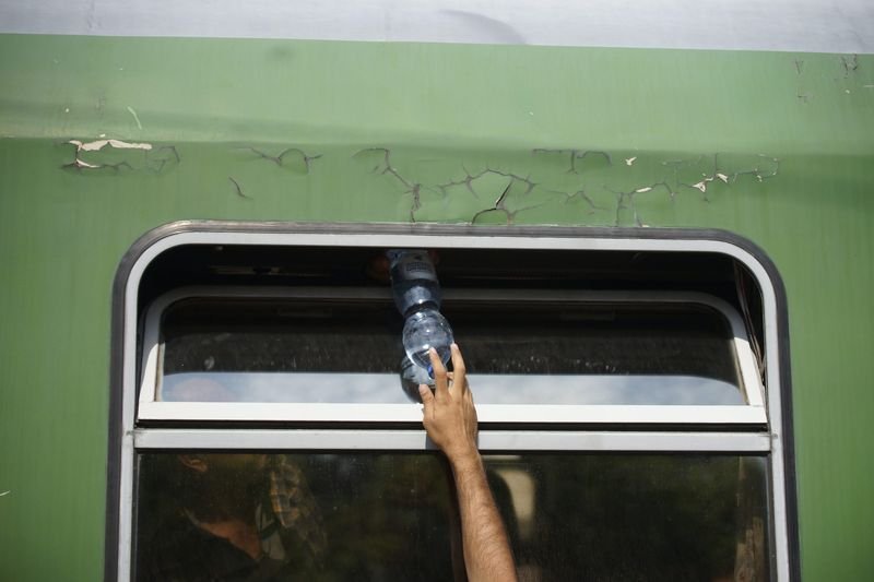 Macaristan'da mülteciler trenlere akın etti