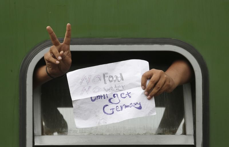 Macaristan'da mülteciler trenlere akın etti