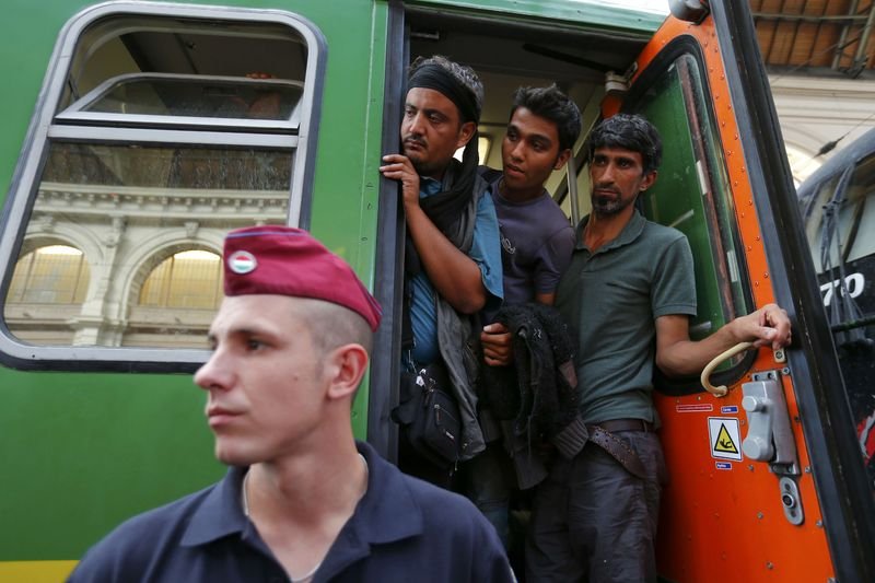 Macaristan'da mülteciler trenlere akın etti