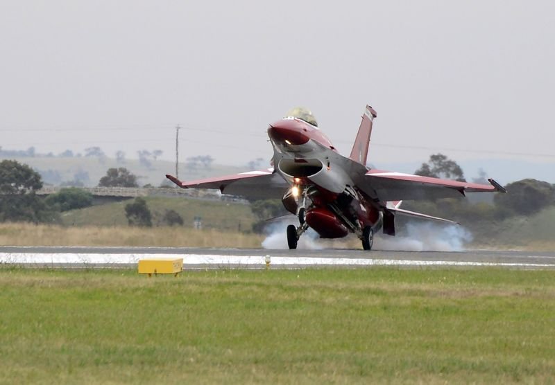 Akrobasi uçakları alev topları arasında nefes kesti