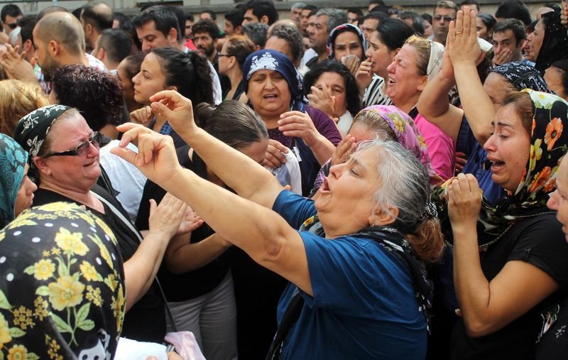 Mersin'de ölen gencin cenazesinde ağlayarak oynandı