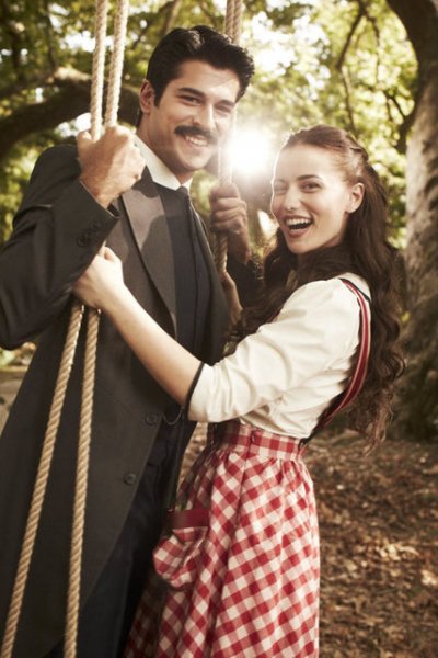 Burak Özçivit ile Fahriye Evcen çifti kameralara yakalandı