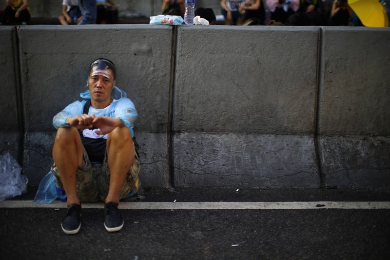 Hong Kong'da halk demokrasi için sokağa döküldü