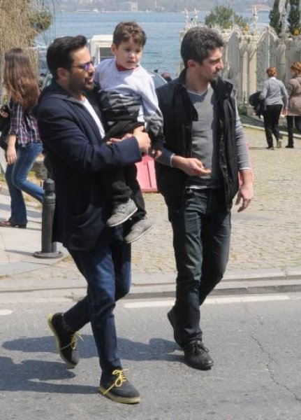 Emre Altuğ oğlu Uzay'la Bebek turu attı