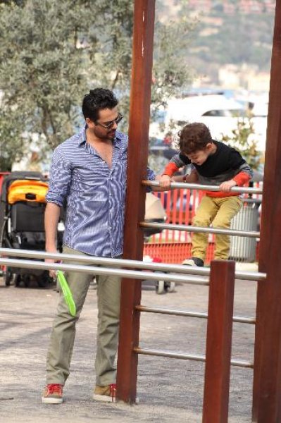 Emre Altuğ oğlu Uzay'la Bebek turu attı