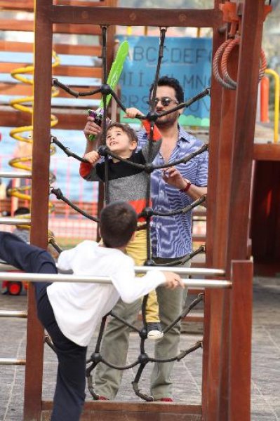 Emre Altuğ oğlu Uzay'la Bebek turu attı