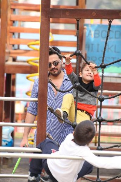 Emre Altuğ oğlu Uzay'la Bebek turu attı