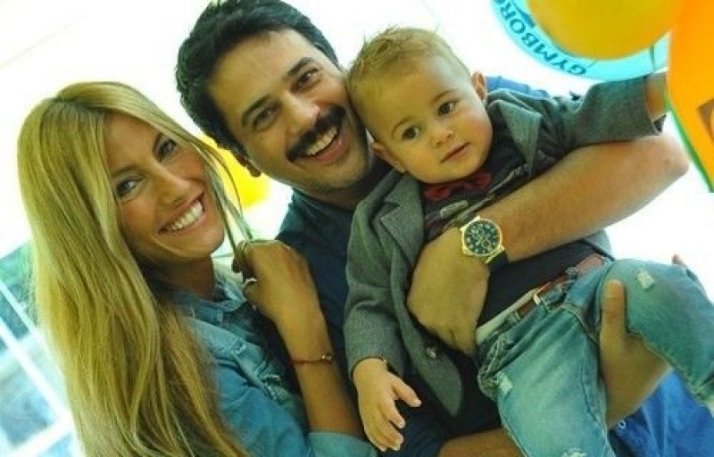 Emre Altuğ oğlu Uzay'la Bebek turu attı