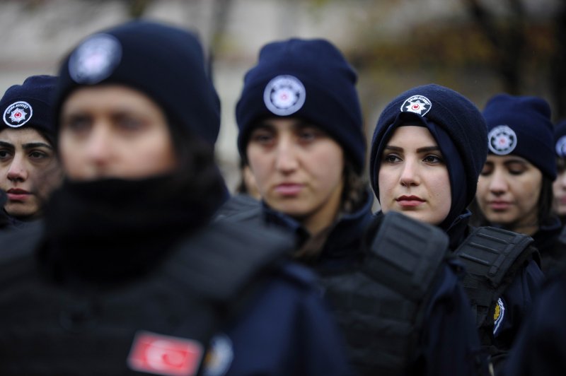 Çevik kuvvete, protestoculara müdahale eğitimi