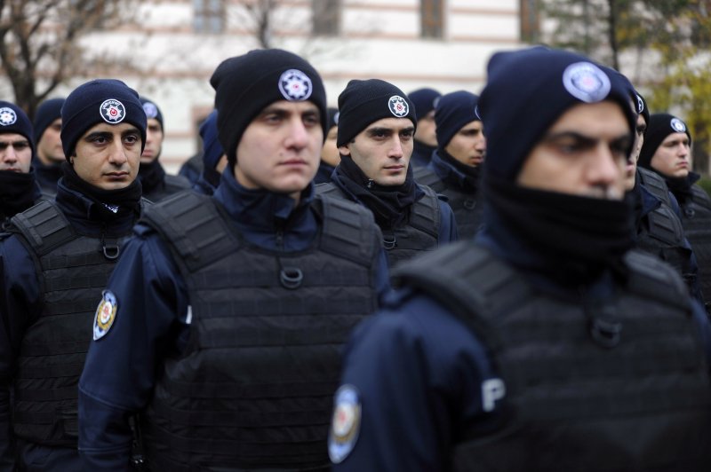 Çevik kuvvete, protestoculara müdahale eğitimi