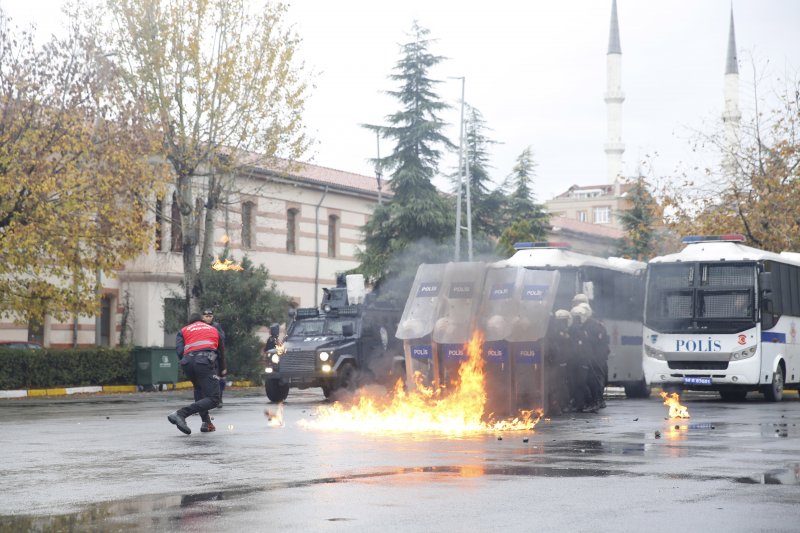 Çevik kuvvete, protestoculara müdahale eğitimi