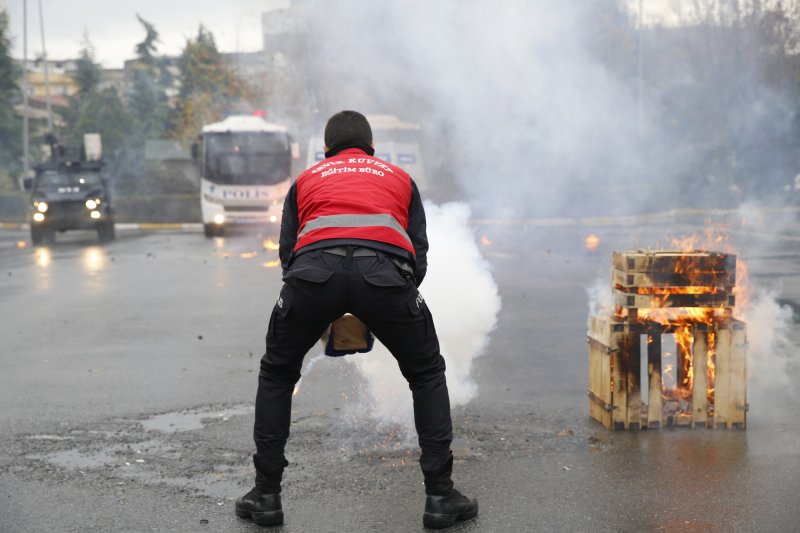 Çevik kuvvete, protestoculara müdahale eğitimi
