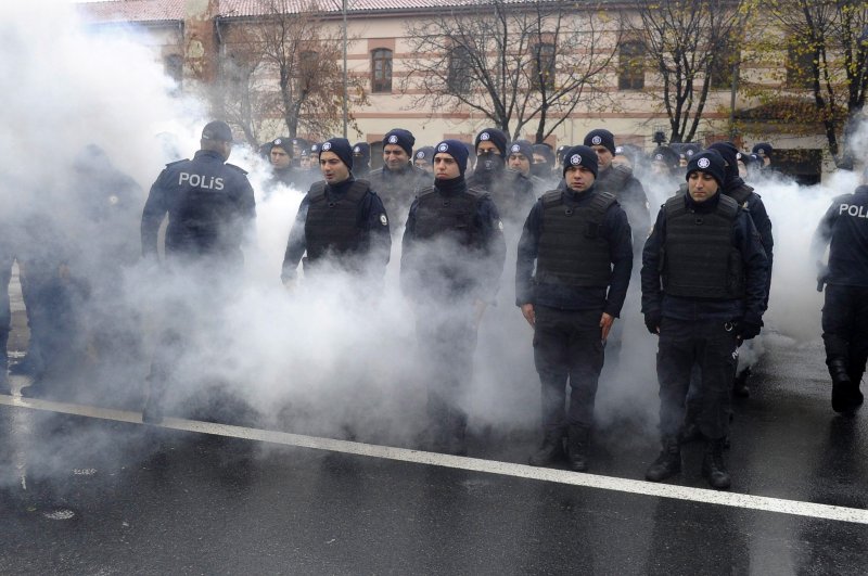 Çevik kuvvete, protestoculara müdahale eğitimi