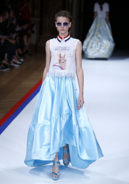 Paris Moda Haftası'nda Putin mesajı